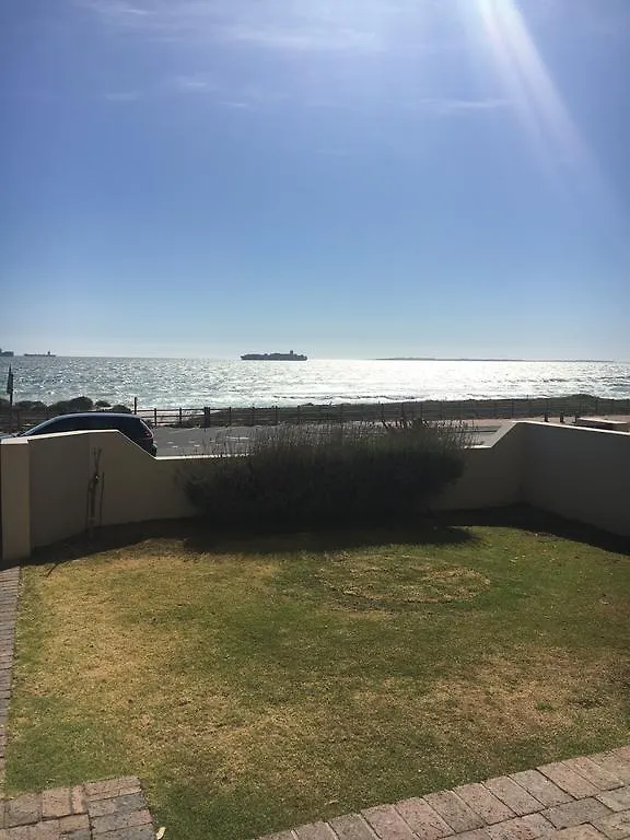 Beachfront Apartment At Malata Bloubergstrand